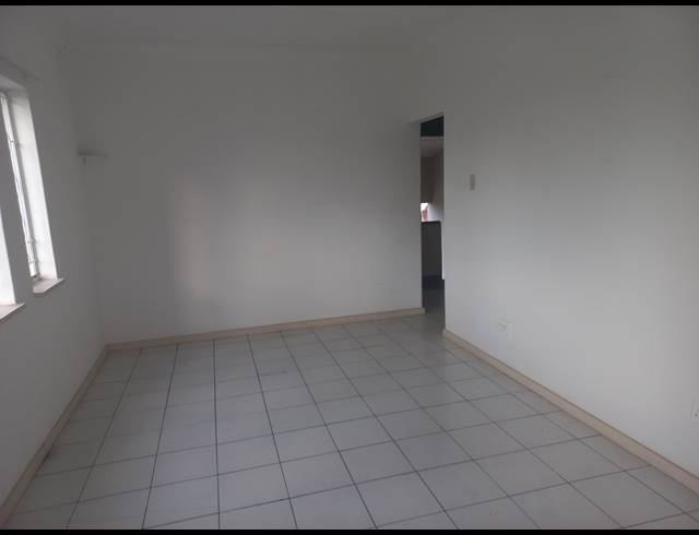 1 BEDROOM FLAT TO LET IN ESSENWOOD